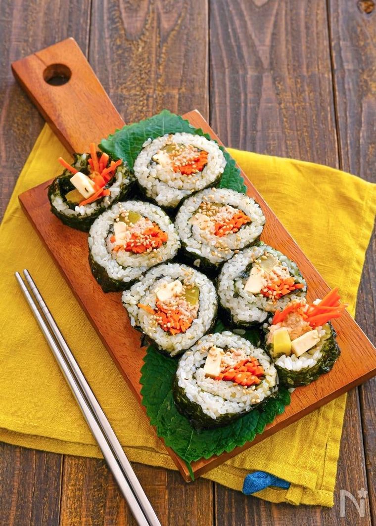 カッティングボードにのったツナチーズキンパ