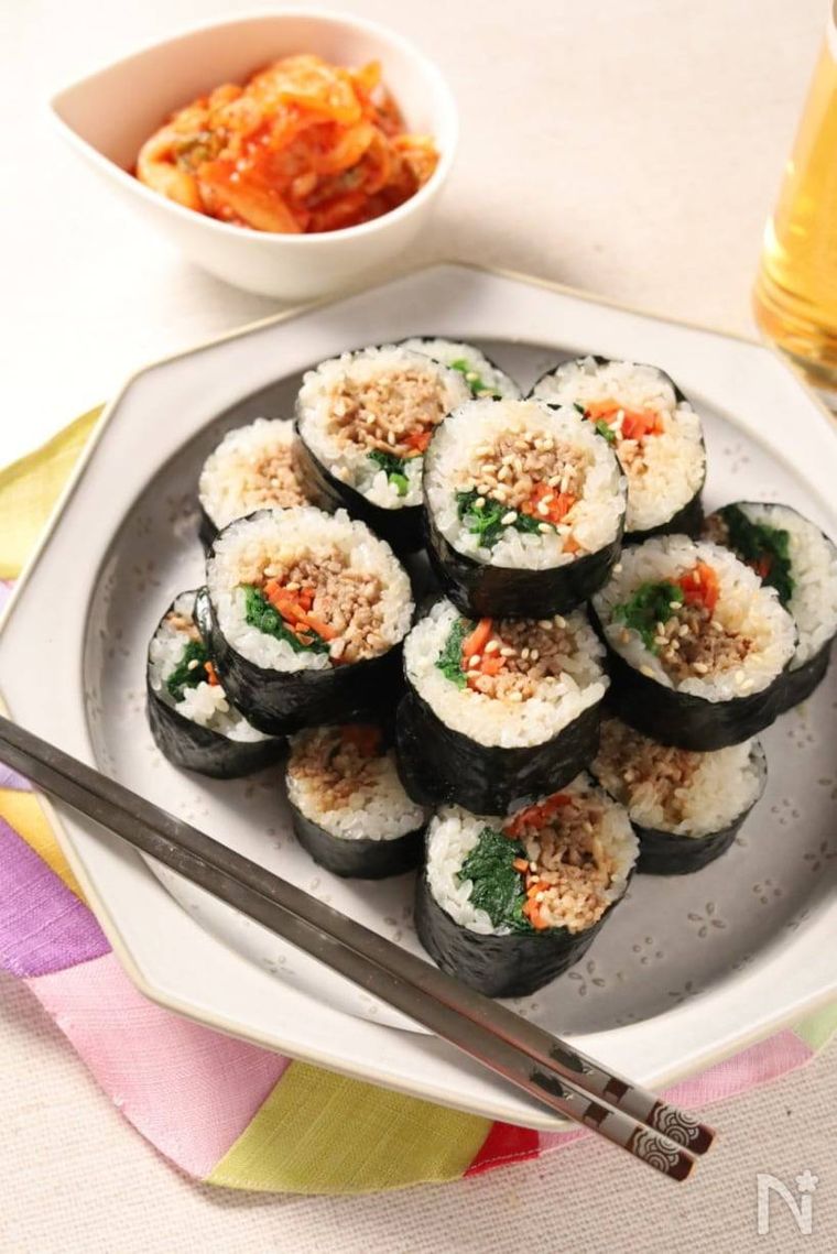 ベージュの皿に盛られたプルコギキンパ