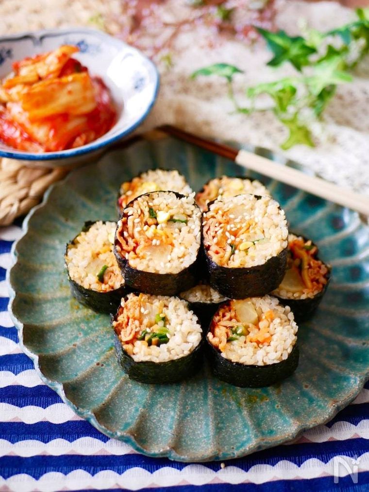 ごまがトッピングされた豚キムチキンパ