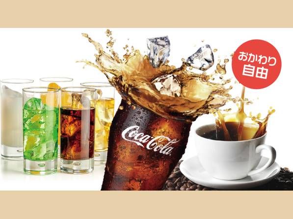 コーラやコーヒーなどのドリンクが置かれている