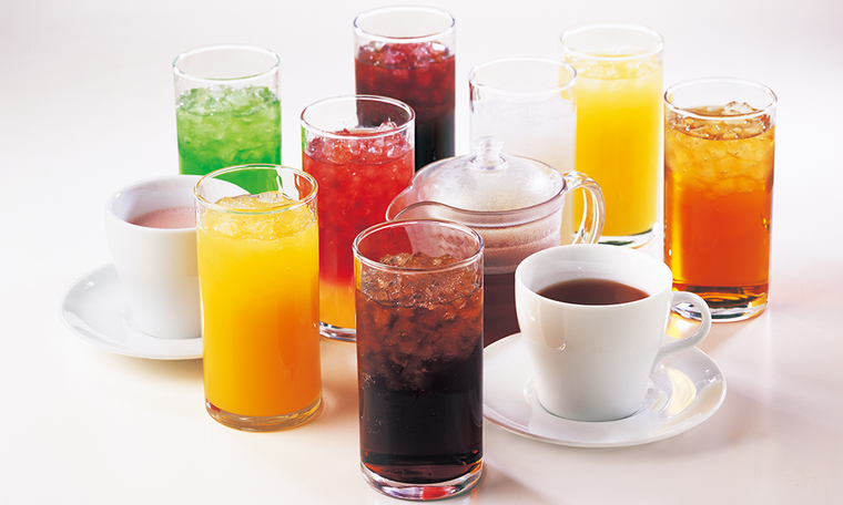 コーヒやオレンジジュースなど、数種類のドリンクが並んでいる