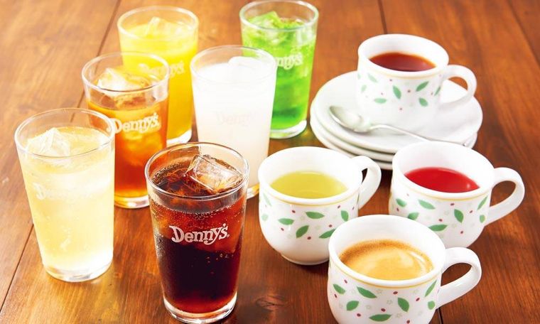 コーヒーやコーラなど、数種類のドリンクが並んでいる