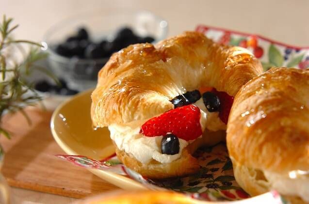 いちごやブルーベリーがサンドされたクロワッサン