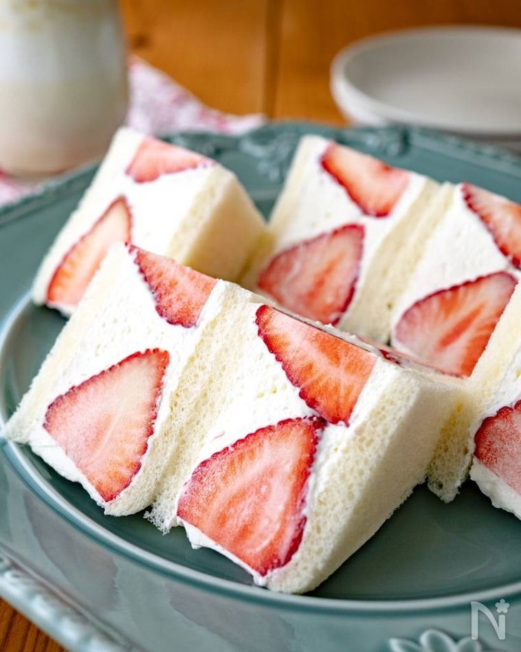 三角にカットされたいちごのサンドイッチ