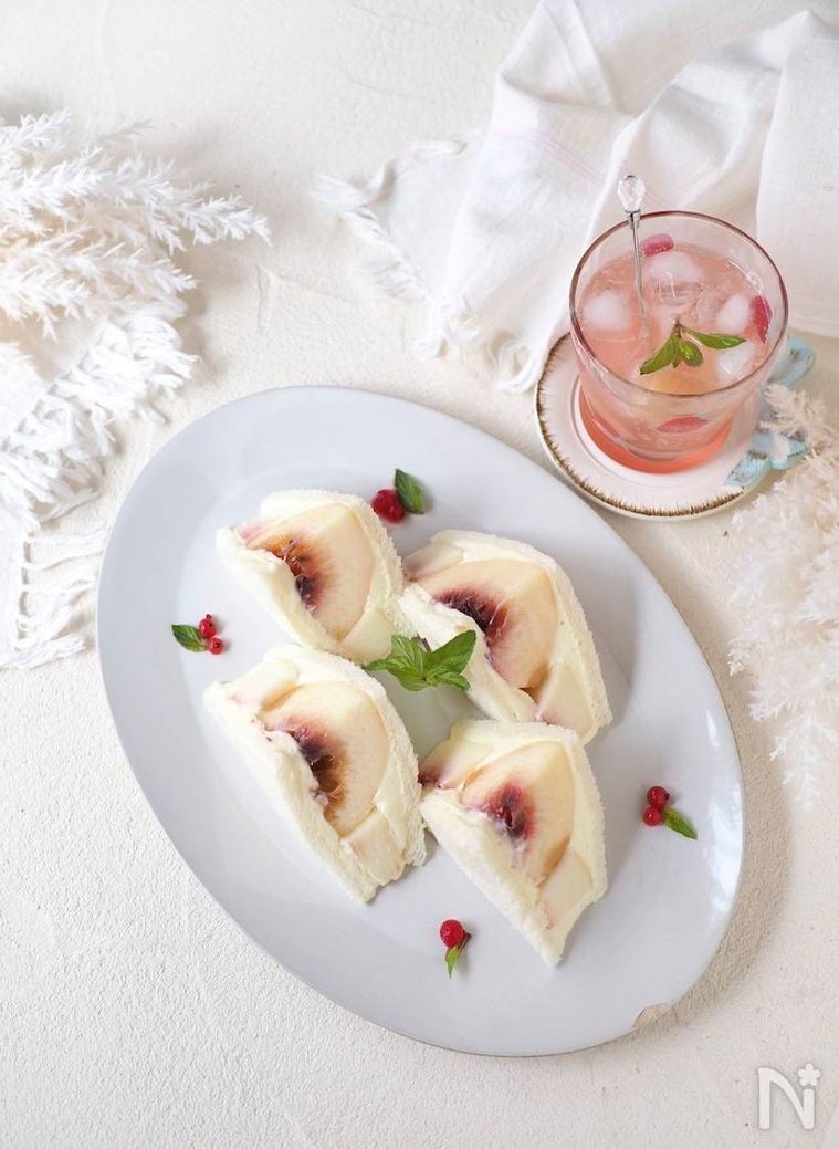 ドリンクが添えられた桃のフルーツサンド