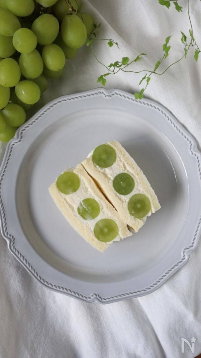 グレーの皿に盛られたシャインマスカットのサンドイッチ