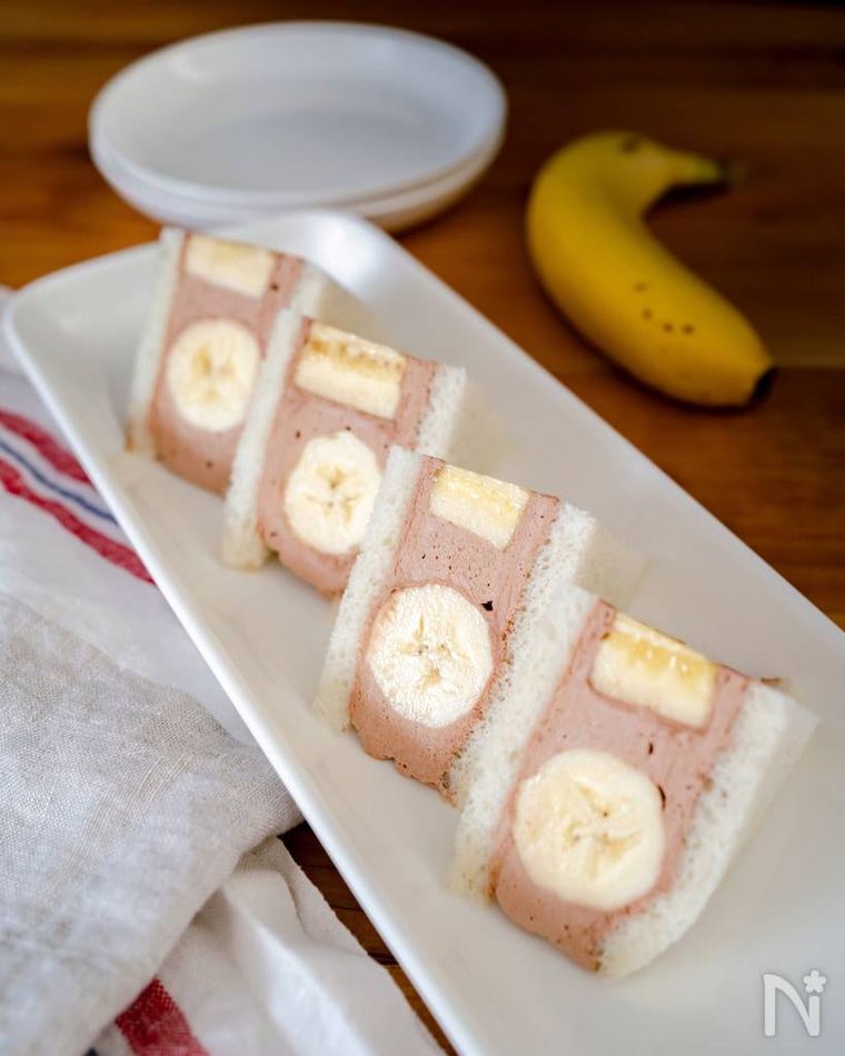 三角にカットされたチョコバナナのフルーツサンド