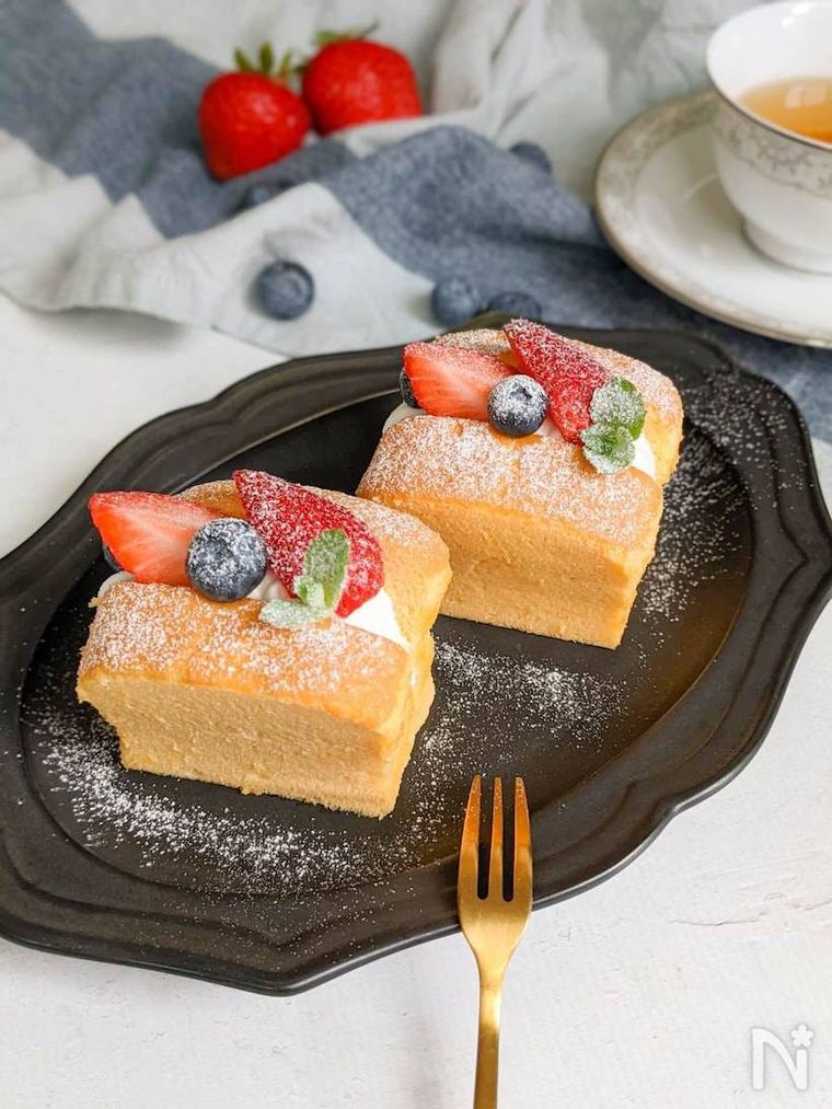 黒の皿に盛られたカステラのフルーツサンド