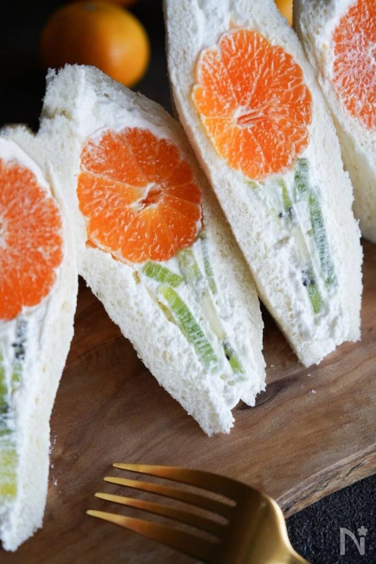 みかんが入ったお花のフルーツサンド