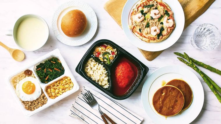 お弁当やパンケーキなどが置かれている