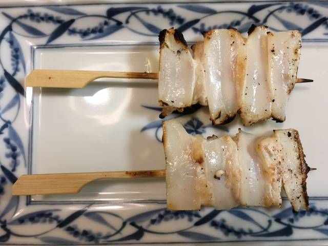 四角い皿に盛られたなんこつの焼き鳥