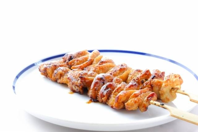 白の皿に焼き鳥の皮がのっている様子