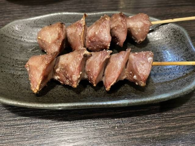 黒の皿に盛られた砂肝