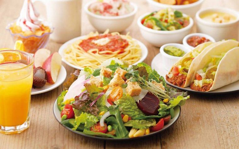 サラダ、タコス、オレンジジュースなどが置かれている