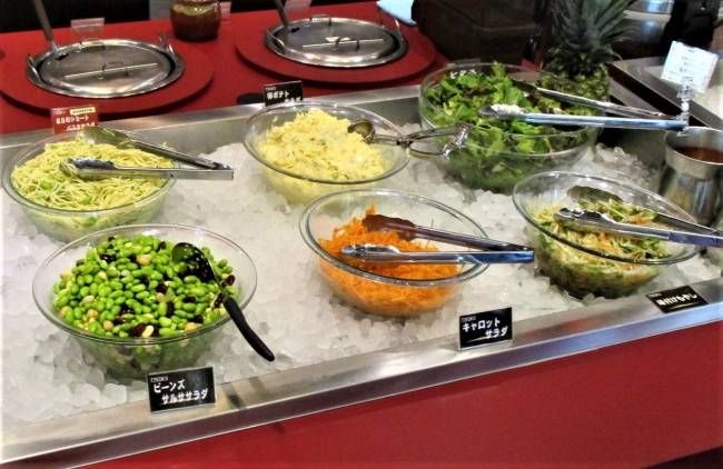 サラダバー用の野菜が数種類並んでいる