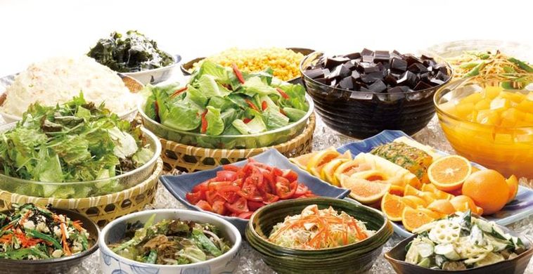 サラダ、フルーツ、コーヒーゼリーなどが並んでいる