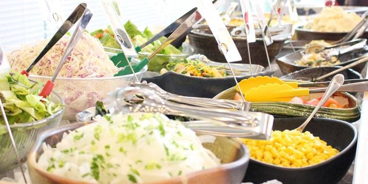 サラダバー用の野菜が数種類並んでいる