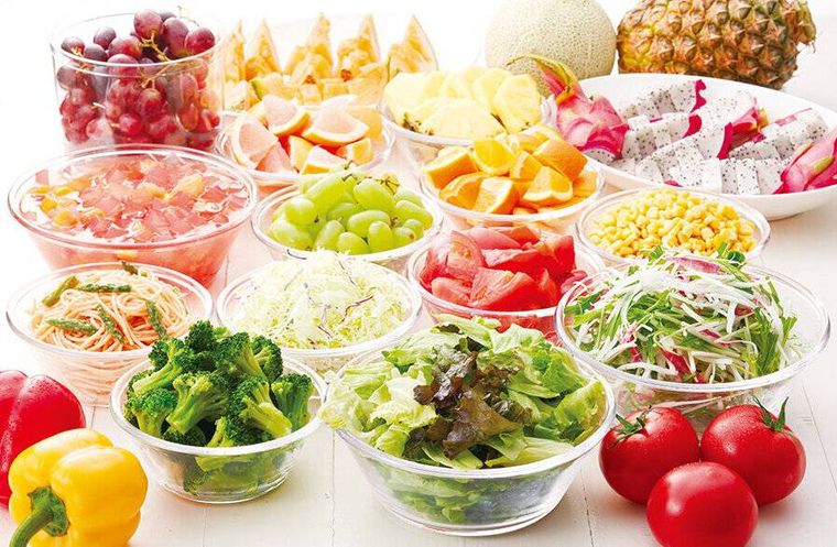 サラダバー用の野菜やフルーツが数種類並んでいる