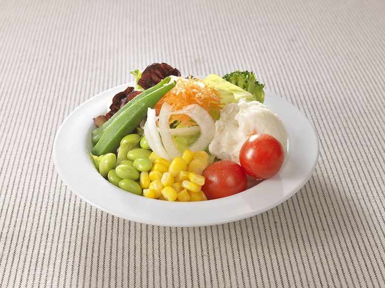 器に盛られたサラダ