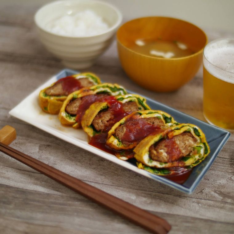 模様付き平皿に盛りつけられたアレンジオム餃子