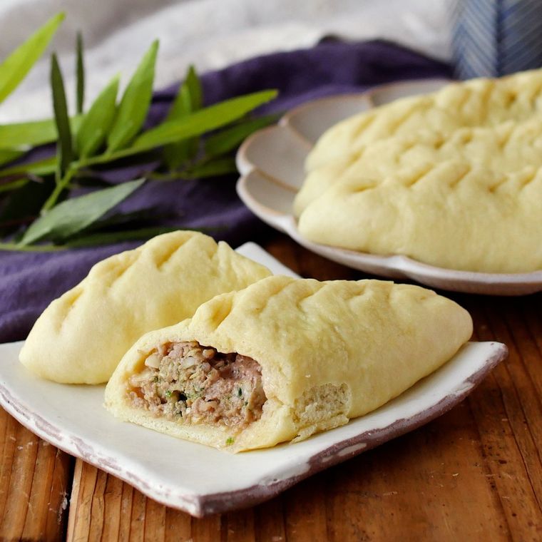 白皿にのったふわふわ餃子まん