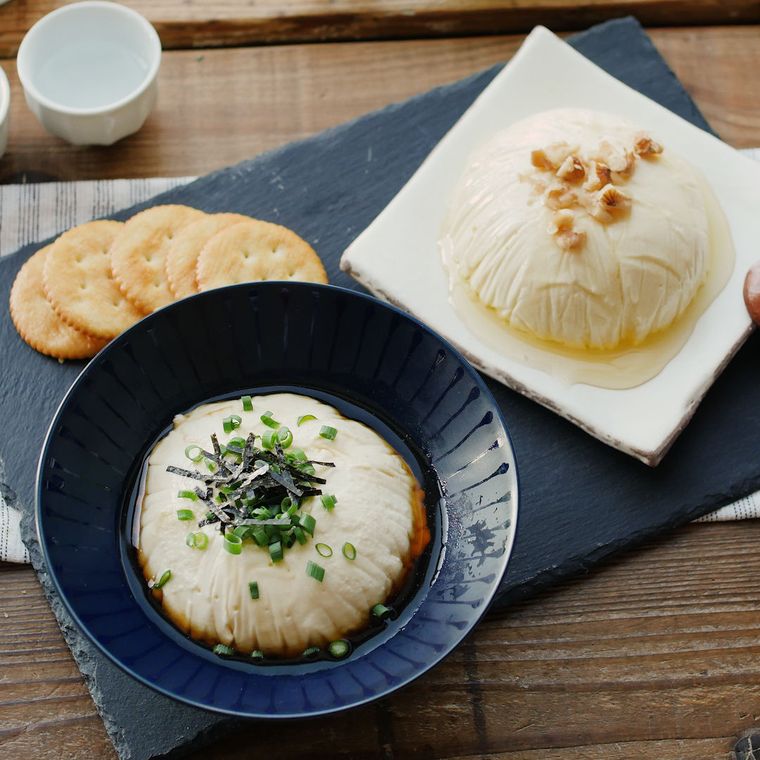 紺色と白の器に盛られた、トッピングが2種類のクリームチーズ豆腐