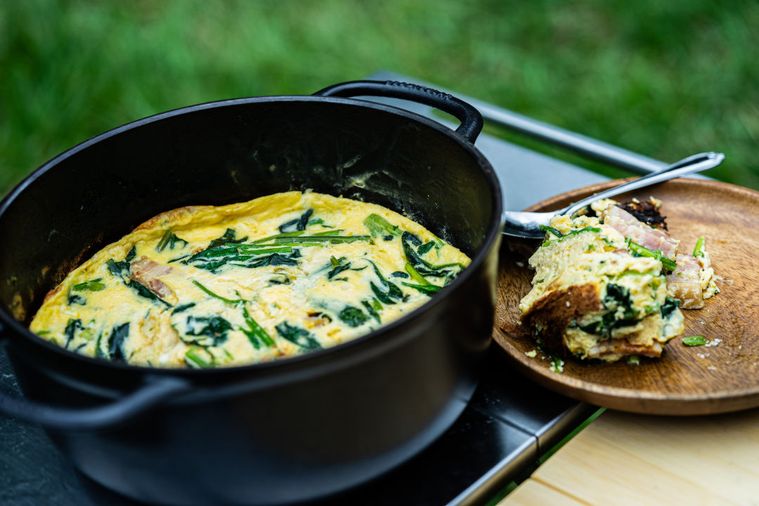 黒い鍋に入ったほうれんそうのキッシュ