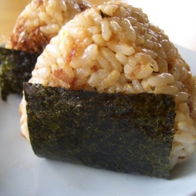 香ばしさがたまらない!人気のごま油おにぎりまとめ6選