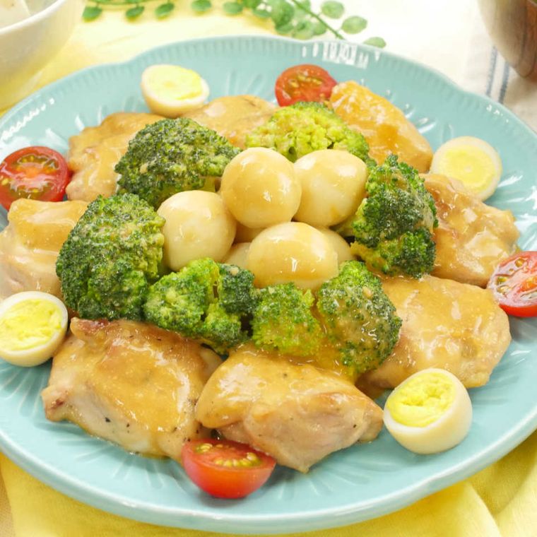 水色の丸皿に盛られた、鶏もも肉のマヨネーズソース炒め