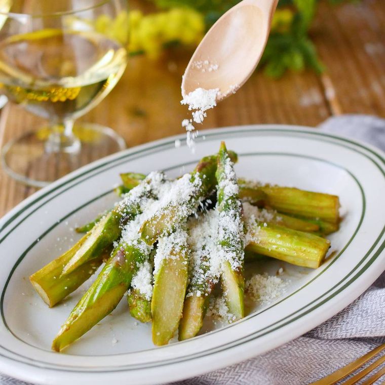 楕円形の皿に盛りつけられたアスパラマヨチーズ炒め