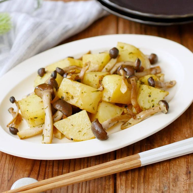 楕円形の皿に盛りつけられたじゃがいもとしめじのマヨしょうゆ炒め