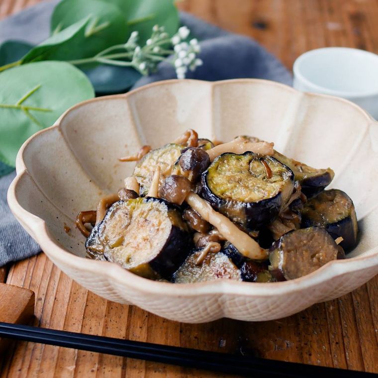 花型の和食器に盛りつけられたなすとしめじのみそマヨ炒め