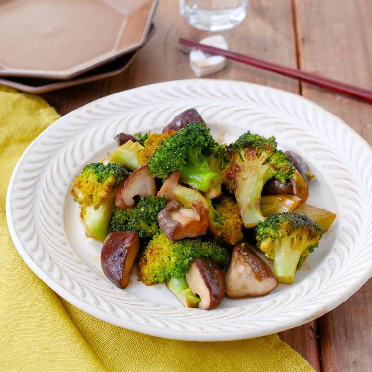 白い皿に盛りつけられたしいたけとブロッコリーのオイマヨ炒め