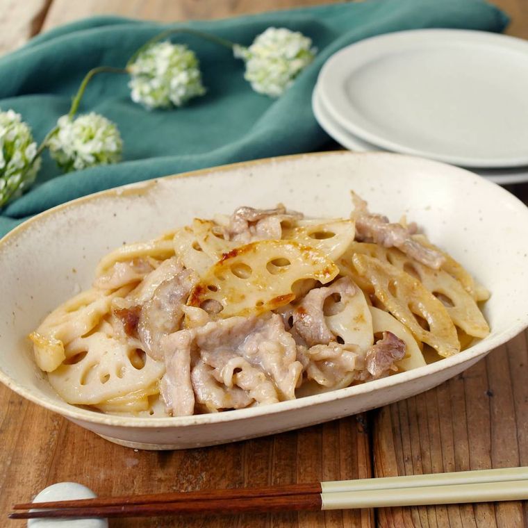 楕円形の和食器に盛りつけられたれんこんと豚肉のマヨポン酢炒め