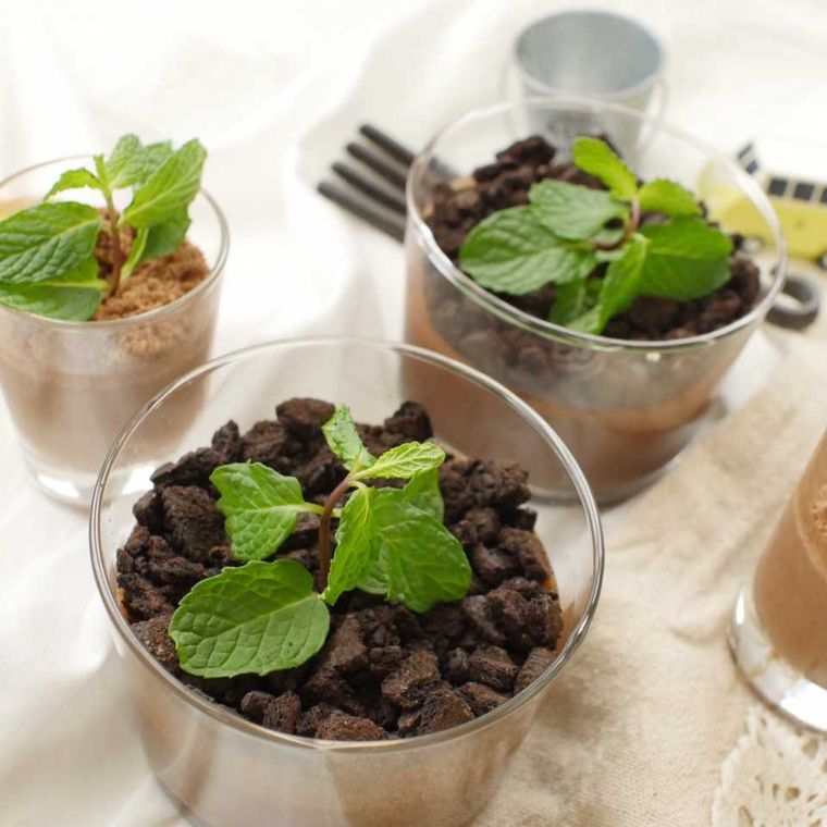 ガラスの器に盛り付けたマシュマロチョコムース