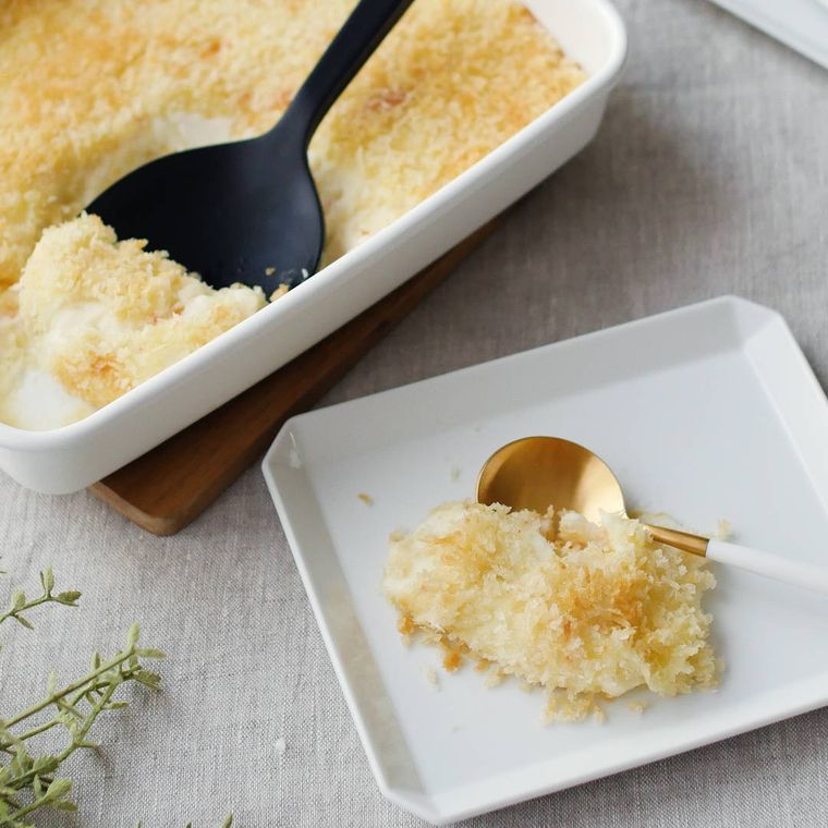 白い耐熱皿のかにクリームスコップコロッケと取り分けた小皿