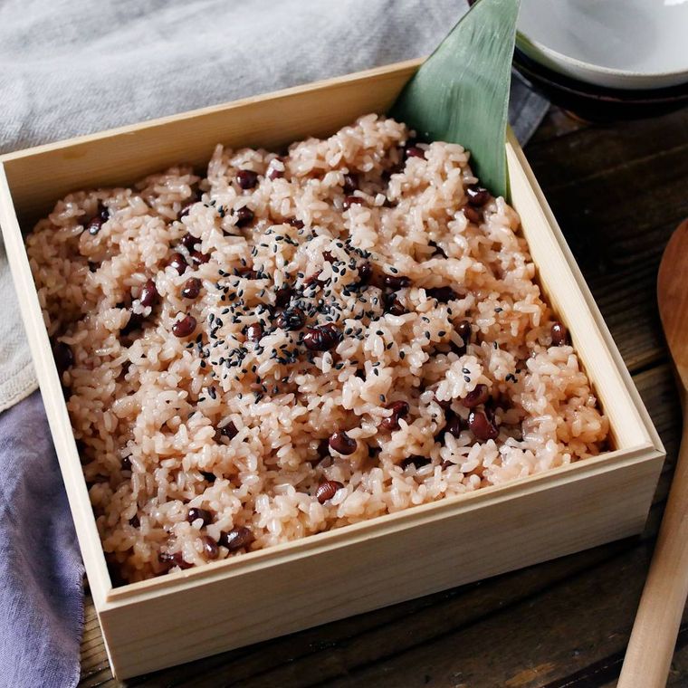 木の箱に入った赤飯
