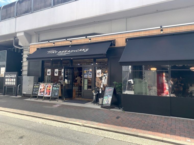 黒色のオーニングが目を引くタイニーナチュラルマーケットの外観