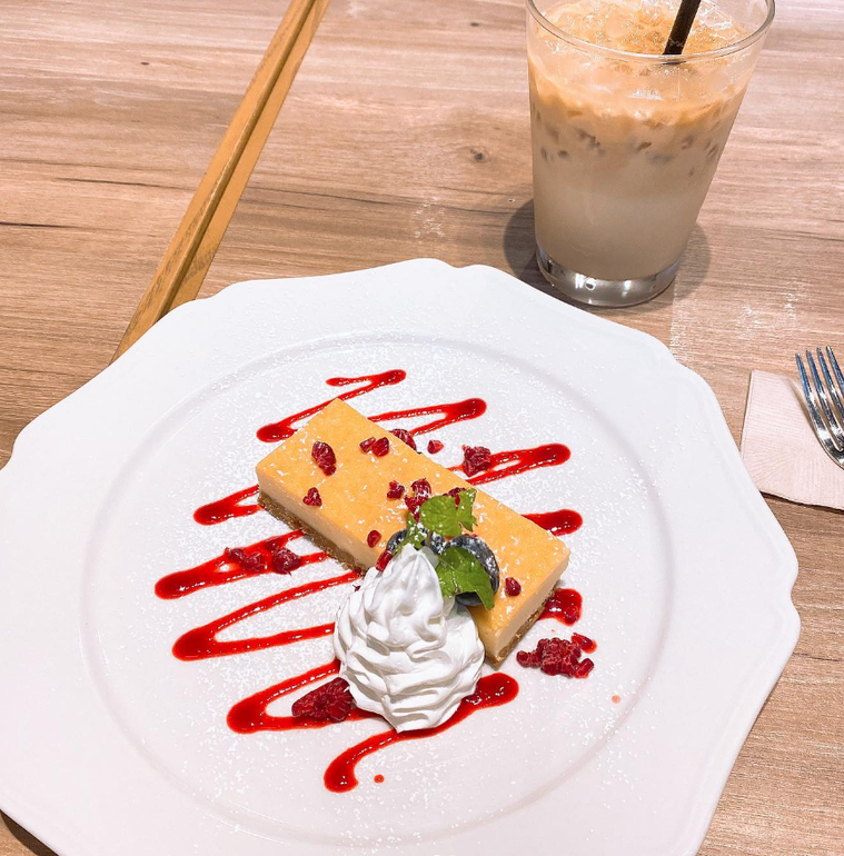 白い皿に盛り付けられたベイクドチーズケーキ