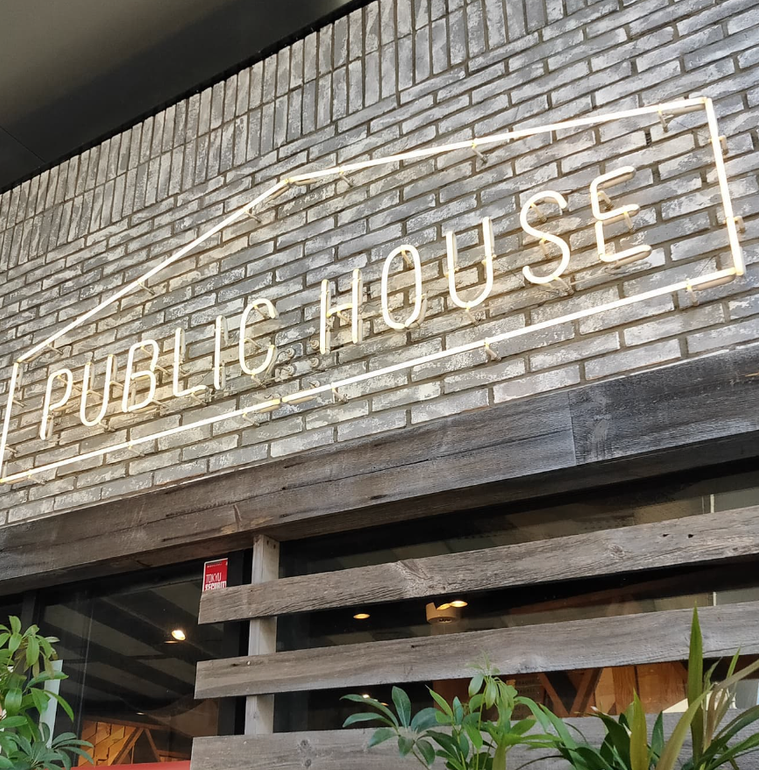 ブロック壁にネオンの看板が目を引くパブリックハウス武蔵小杉の外観