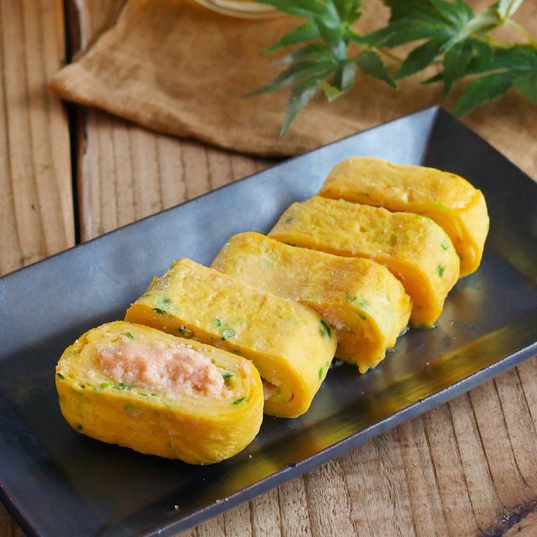 黒い角皿にのせた明太マヨ卵焼き