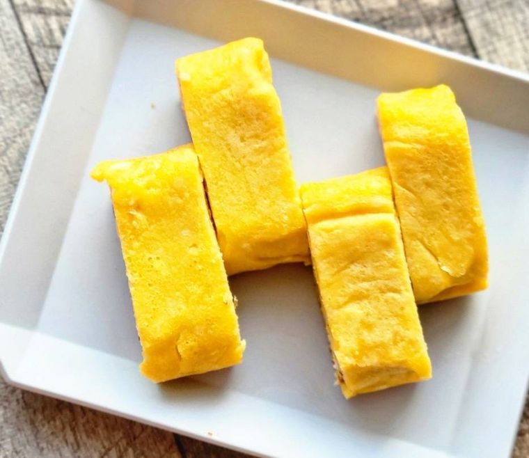 白い皿に盛り付けた塩麹玉子焼き