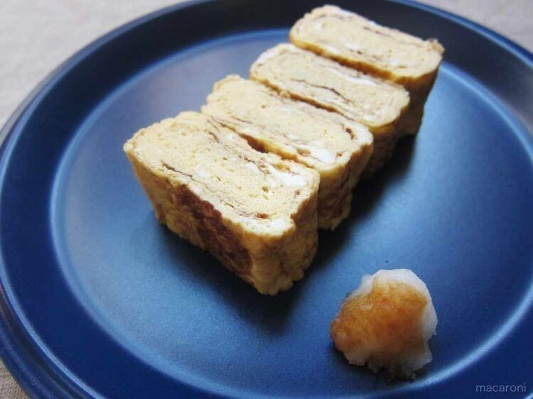 青い皿に盛り付けただし巻き卵と大根おろし