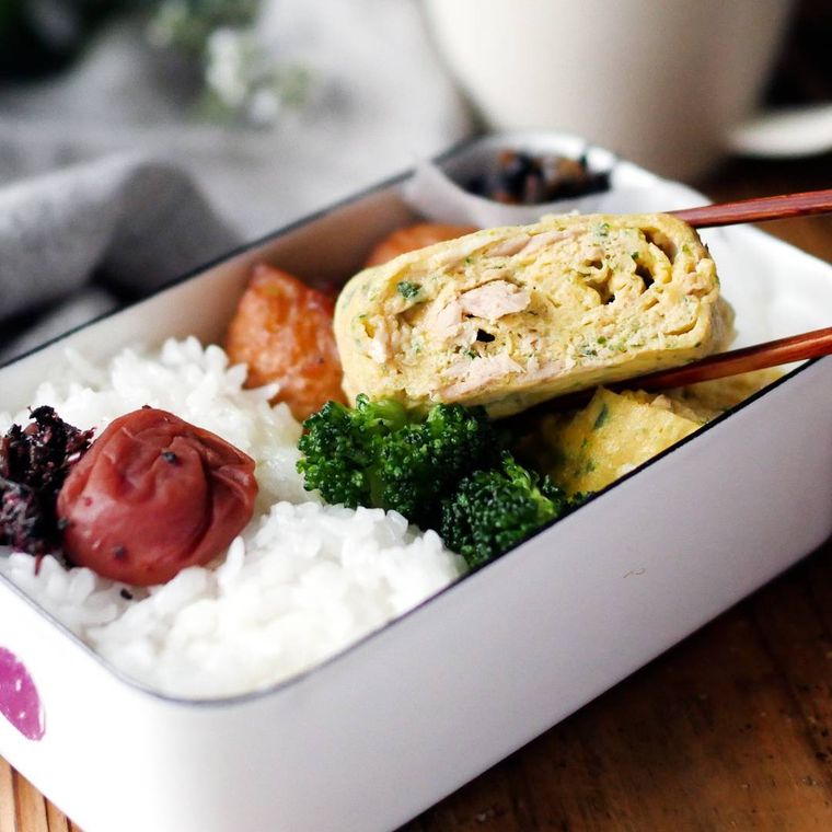 ツナマヨ卵焼きが入ったお弁当