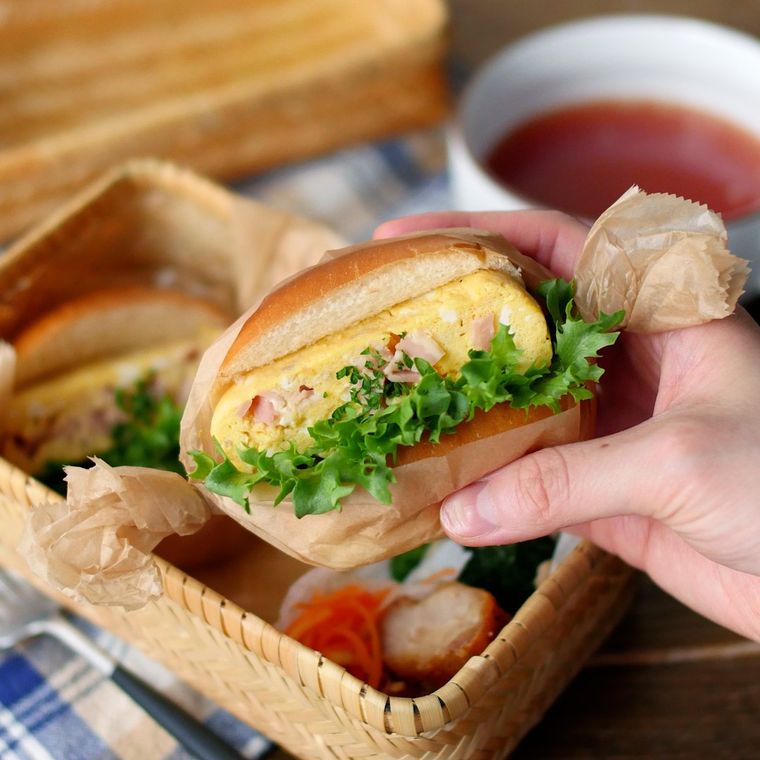 小型のパンにレタスと一緒に挟まれたカルボナーラ風卵焼き