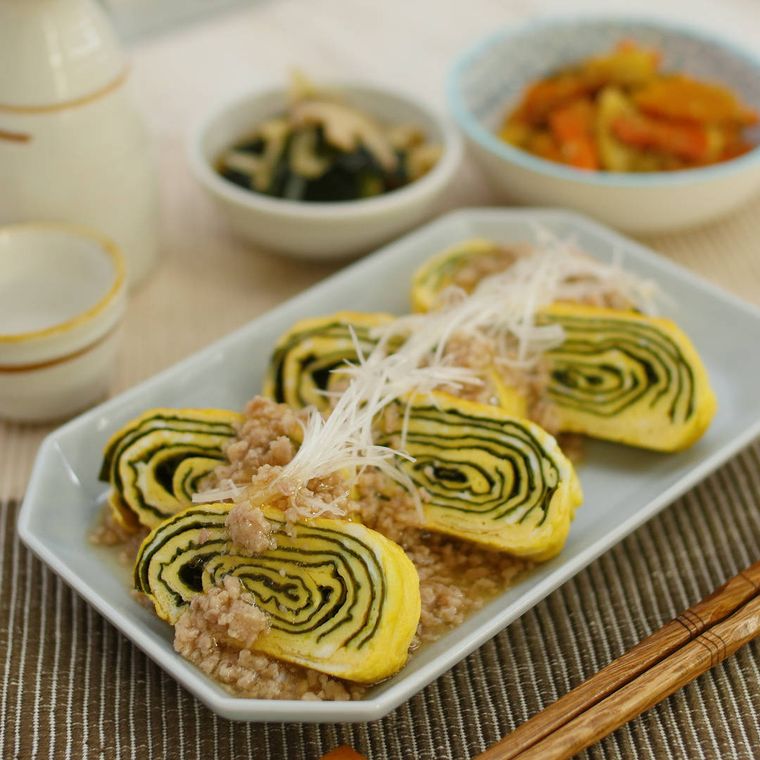 白い皿に盛り付けられたのり巻き卵焼きのそぼろあんかけ