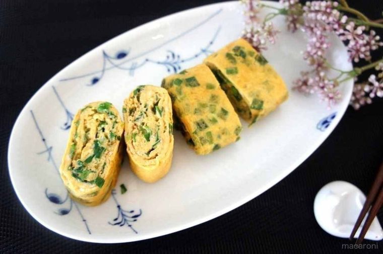 白い和皿に並んだ断面の見えるニラ入り卵焼き