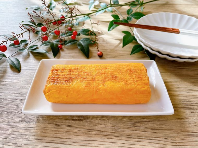 白い長方形の皿に盛られた卵焼き