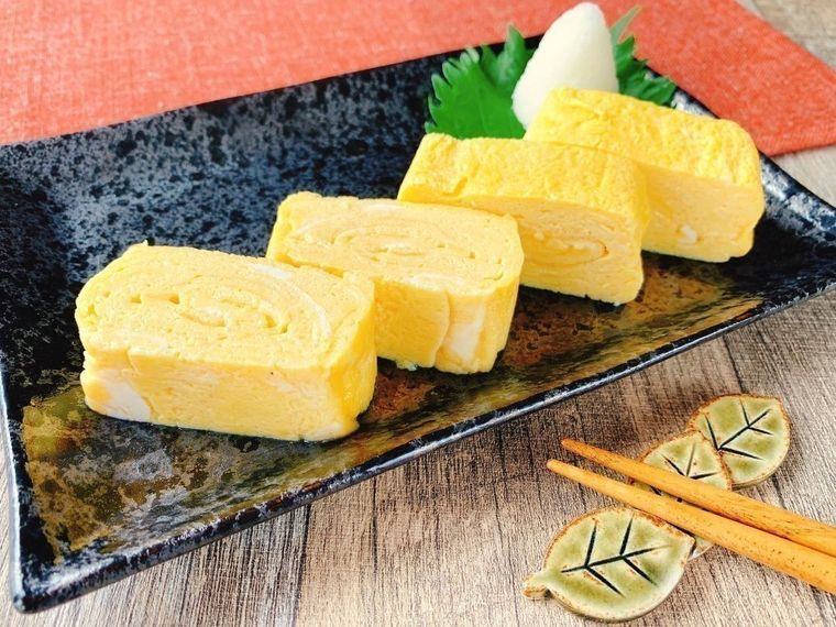 陶器に盛り付けた白だしで作る出し巻き卵