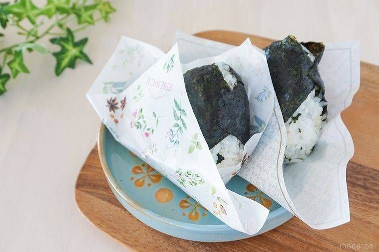 ワックスペーパーに包まれた2個のおにぎり